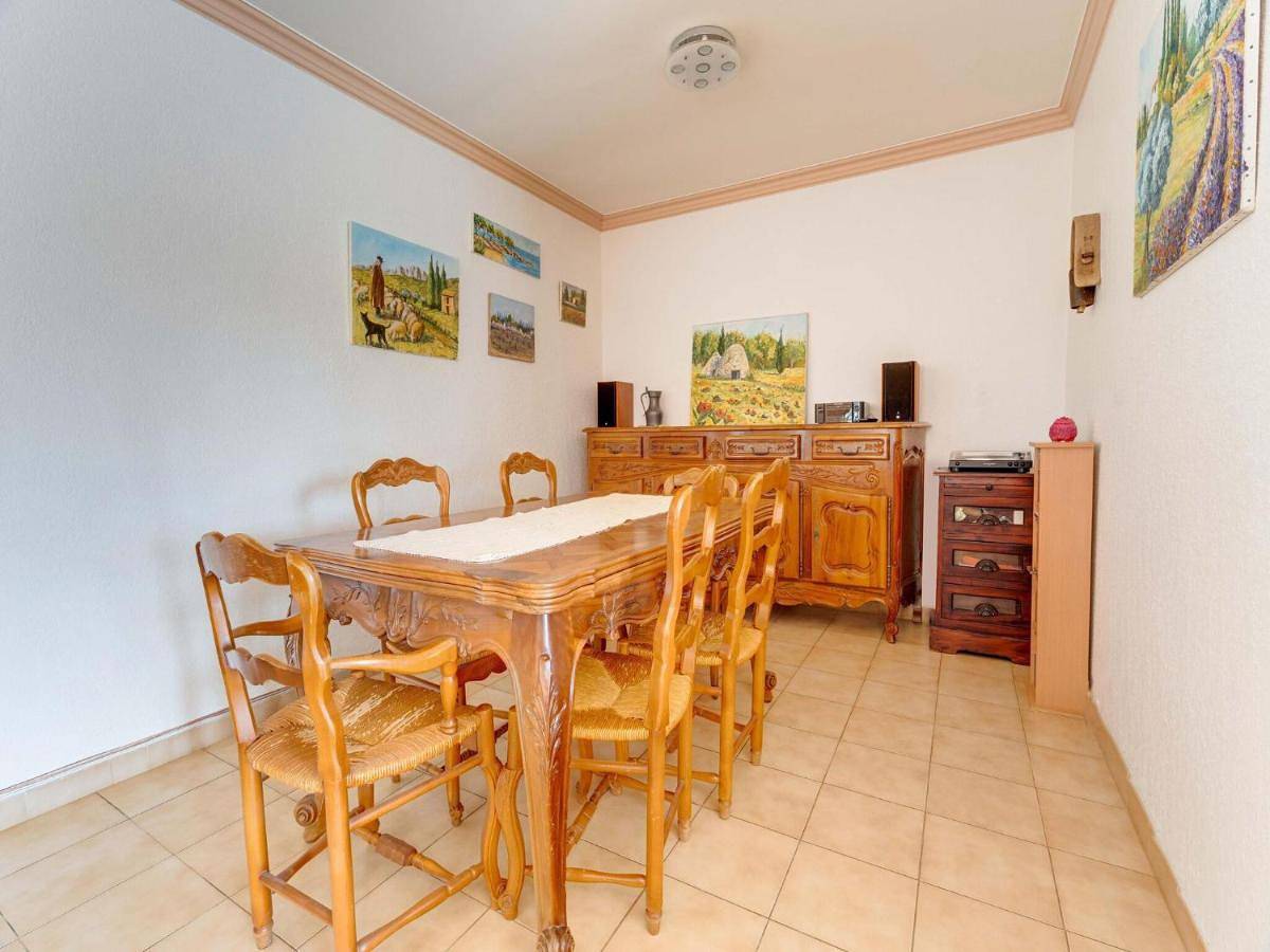 Three-Bedroom Holiday Home in Sauveterre, Région de Nîmes