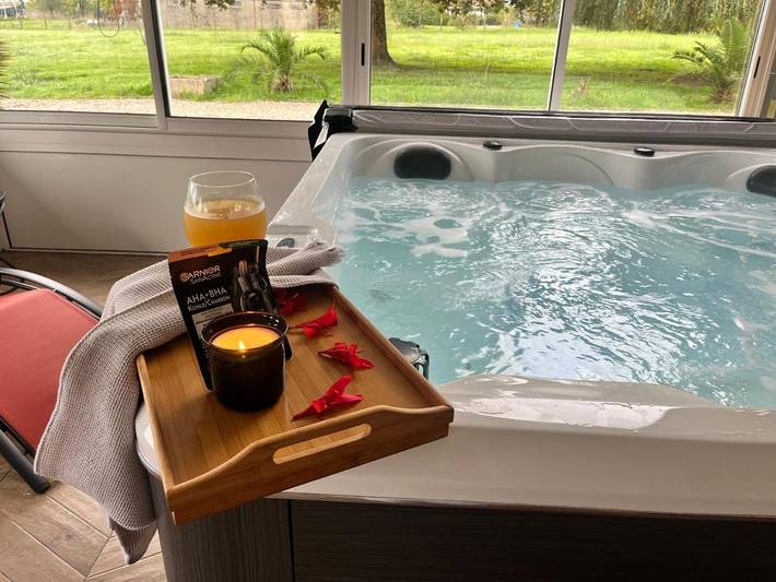 Cottage pour 2 personnes, avec piscine ainsi que jardin et jacuzzi à Caupenne