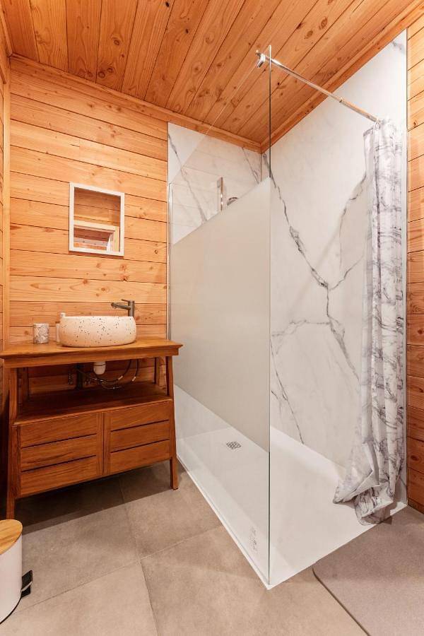 Chalet pour 14 personnes, avec Balcon et Terrasse ainsi que Jacuzzi et Jardin à Saint-François-Longchamp - 4