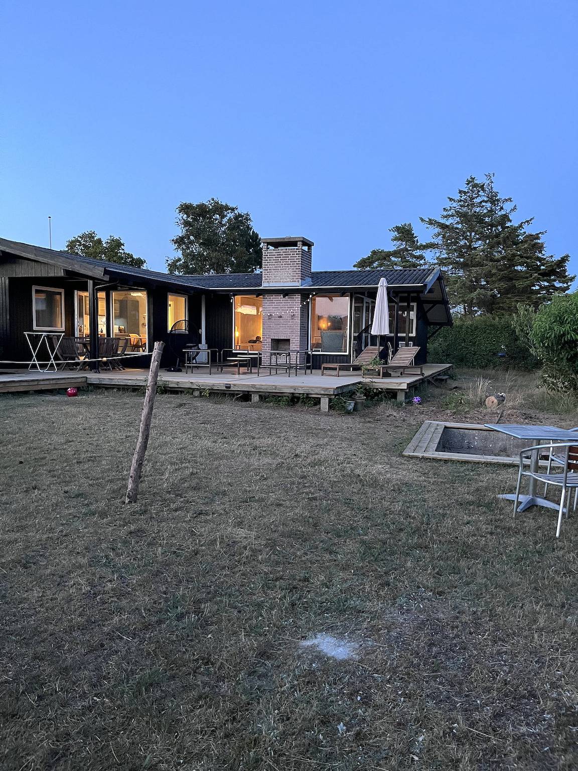 Ferieidyl med udsigt over vandet og stor have in Følle Strand, Syddjursland