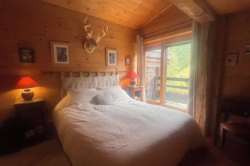 Authentic, comfortable 20-person chalet close to resorts ❄️ in Vallorcine, Bonneville region