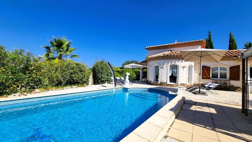Location de vacances pour 7 personnes, avec piscine et jardin à Oupia