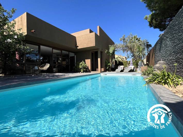 Casa de huéspedes para 10 personas, con terraza además de piscina y jardín - 1