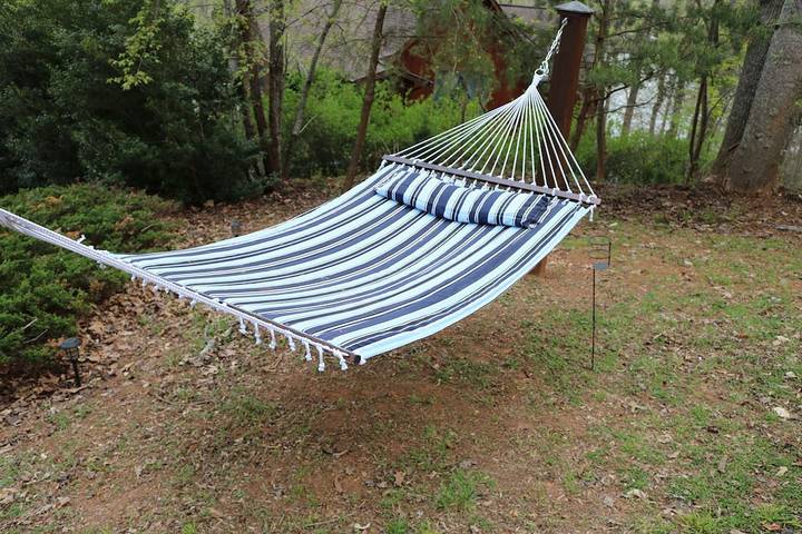 Vacation rental for 10 people, with yard in Smith Mountain Lake