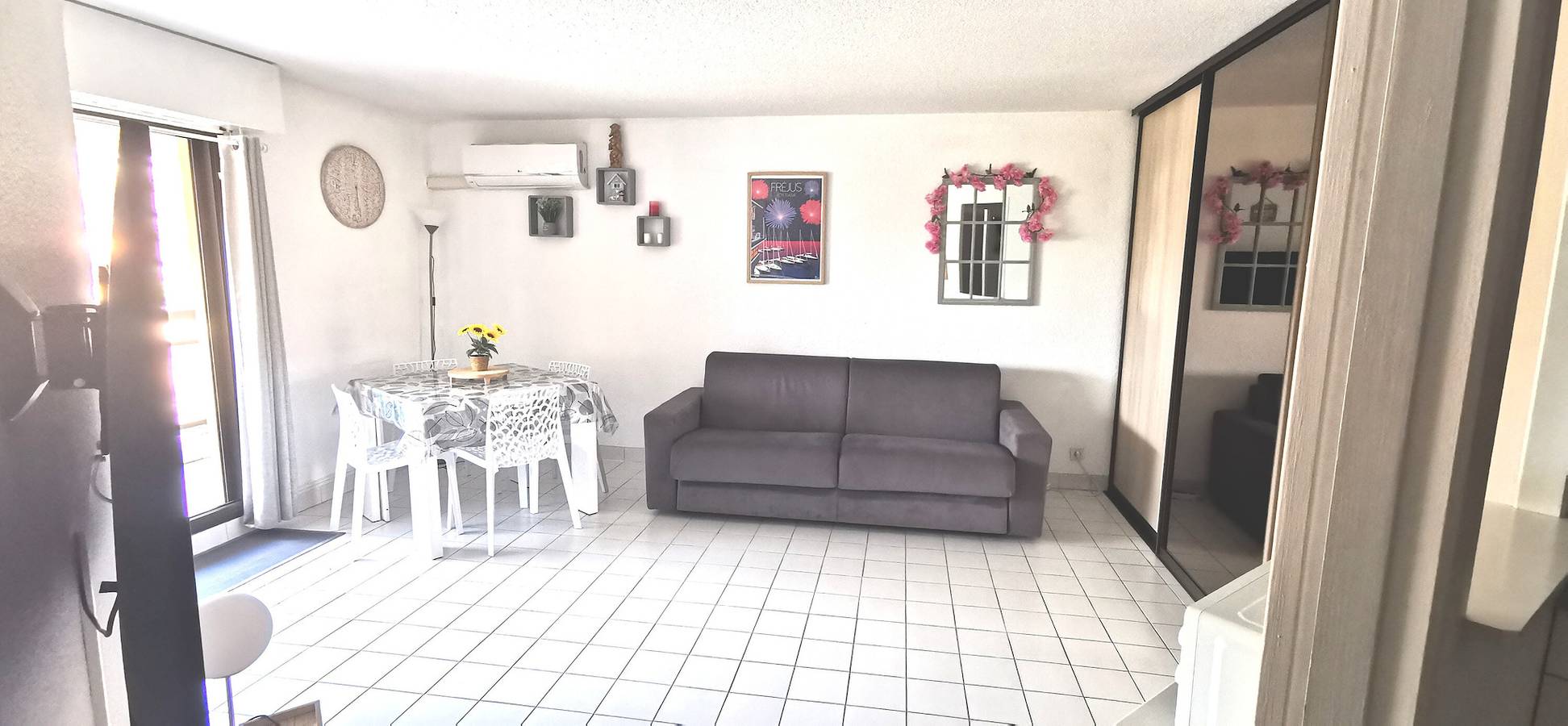 Entire apartment, Apartment 'Fréjus Plage' with Shared Terrace and Air Conditioning in Fréjus Plage, Frejus