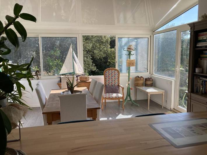 Location de vacances pour 4 personnes, avec vue et jardin à La Bastidonne