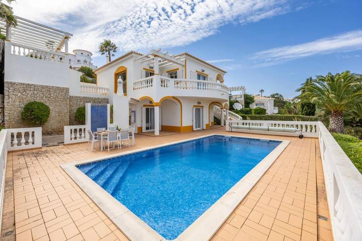 Casa de férias para 6 pessoas, com piscina e jardim e ainda terraço em Budens