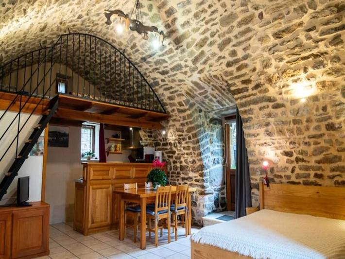 Gîte pour 3 personnes, avec piscine et jardin, adapté aux familles à Les Bondons - 2