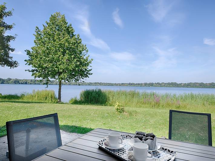 Villa in Maaspark mit Seeblick in Limburg (Niederlande)