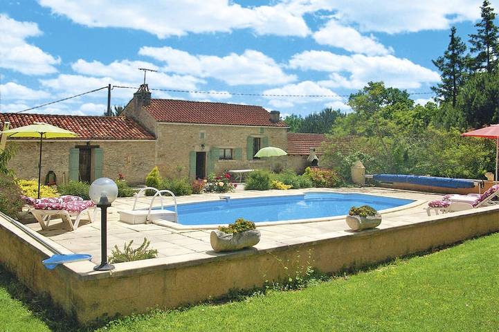 Location de vacances pour 5 personnes, avec piscine et jardin, animaux acceptés à Blanquefort-sur-Briolance