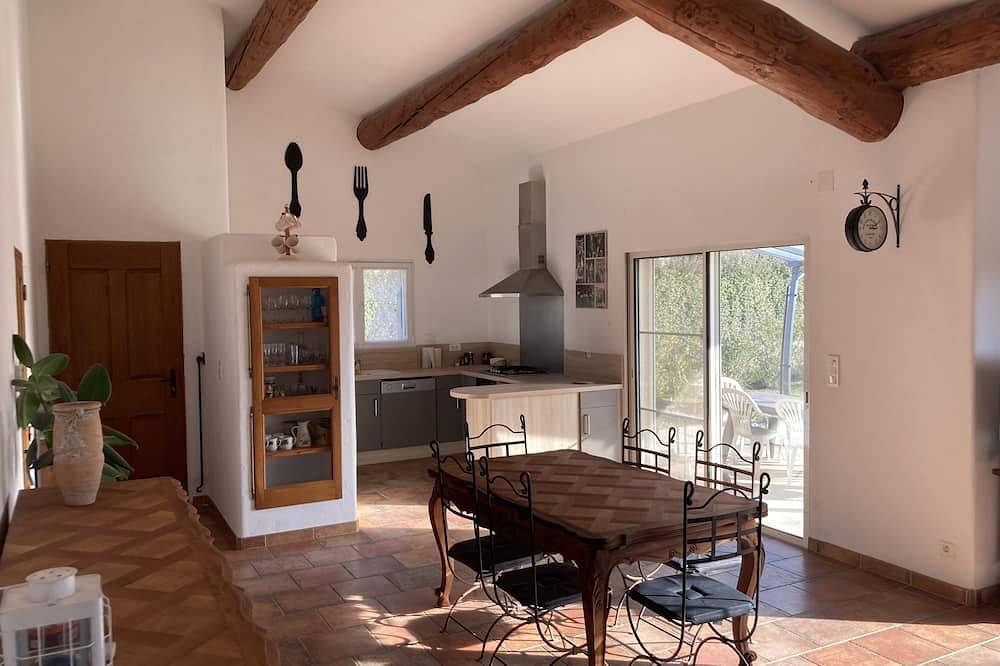 Pleasant, sunny 6-bed villa in Cabannes, Region de Arles