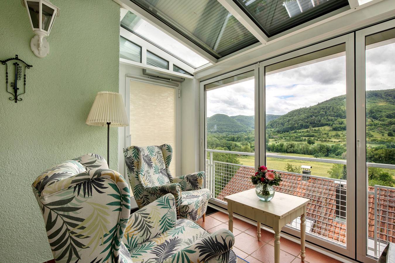 Ganze Wohnung, Ferienwohnung 'Sonnenschein' mit Gemeinschaftsgarten, Balkon und Wi-Fi in Bad Urach, Albsteig Etappe 9