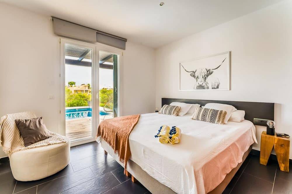 Elegant villa in Cala Llonga with views to the harbor of Mahón, Menorca in Cala Llonga (Menorca), Maó