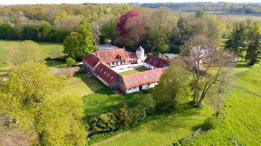 Parc de vacances pour 8 personnes, avec sauna ainsi que jardin et piscine à Zouafques