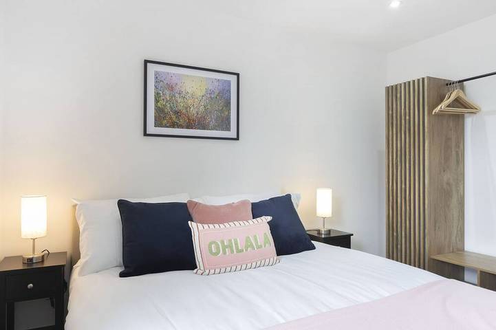 Stylish-Maison-Salle de bain privée-Vue sur Rue in Cheltenham, Gloucestershire