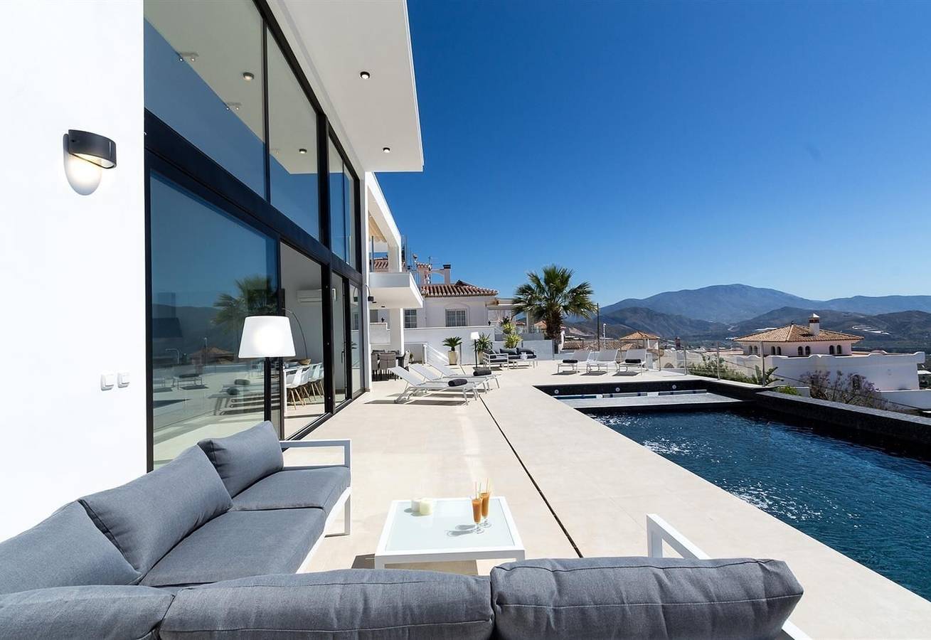 Villa "Royal' with Sea View, Private Pool & Wi-Fi in Monte de los Almendros, Salobreña