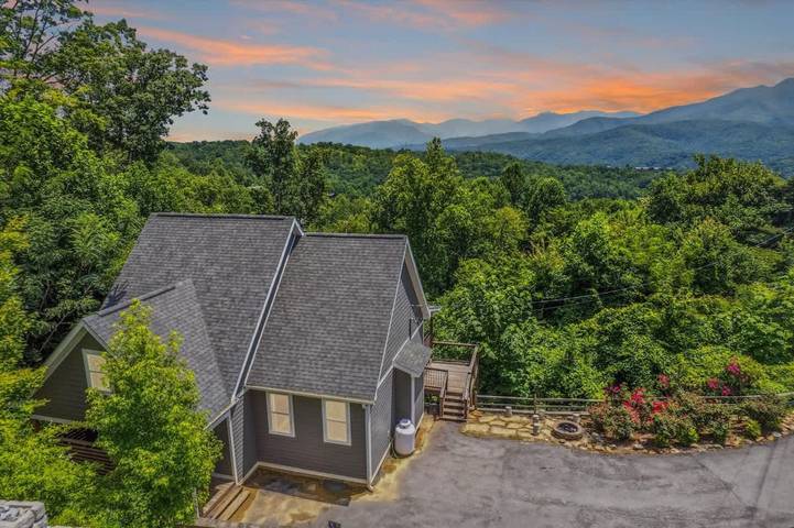 Vacation rental for 9 people, with balcony, child-friendly in Gatlinburg