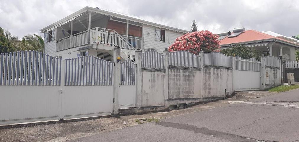 Gîte pour 4 personnes, avec vue et jardin à Baillif - 2
