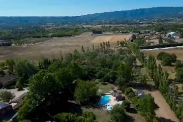 Maison d’hôte pour 16 personnes, avec jardin et piscine à Roussillon