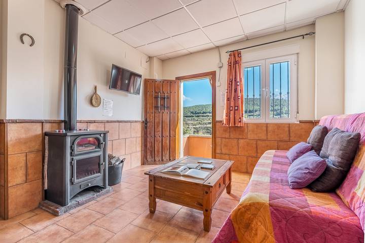 Apartamento entero, Apartamento 'Barranco' con vistas a la montaña, terraza compartida y Wi-Fi in Jérez del Marquesado, Geoparque de Granada