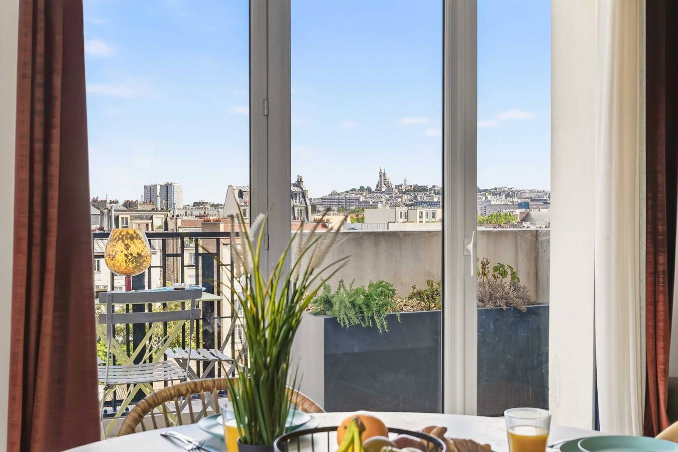 Appartement entier, Spacious & Cozy Flat with Terrace-St Ouen-Midterms in Saint-Ouen, Seine-Saint-Denis