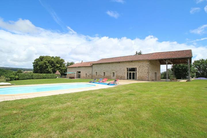 Gîte für 27 Personen, mit Terrasse und Garten sowie Pool in Nouvelle-Aquitaine