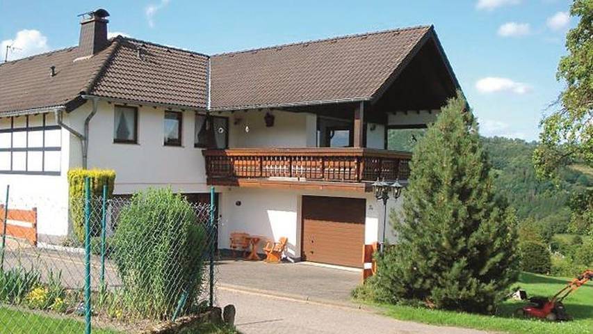 Ferienhaus für 8 Personen, mit Terrasse und Garten in Simmerath