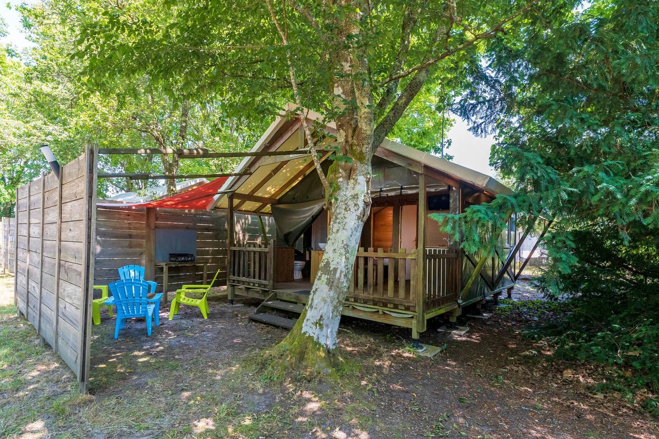 Lodge 1 avec piscine partagée, terrasse privée et jardin commun in Lesperon, Landes