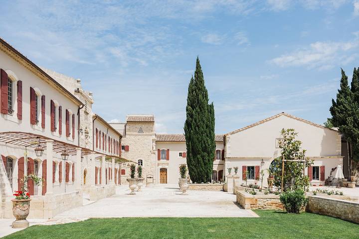 Location de vacances pour 20 personnes, avec Jacuzzi et Terrasse ainsi que Jardin et Piscine en Camargue