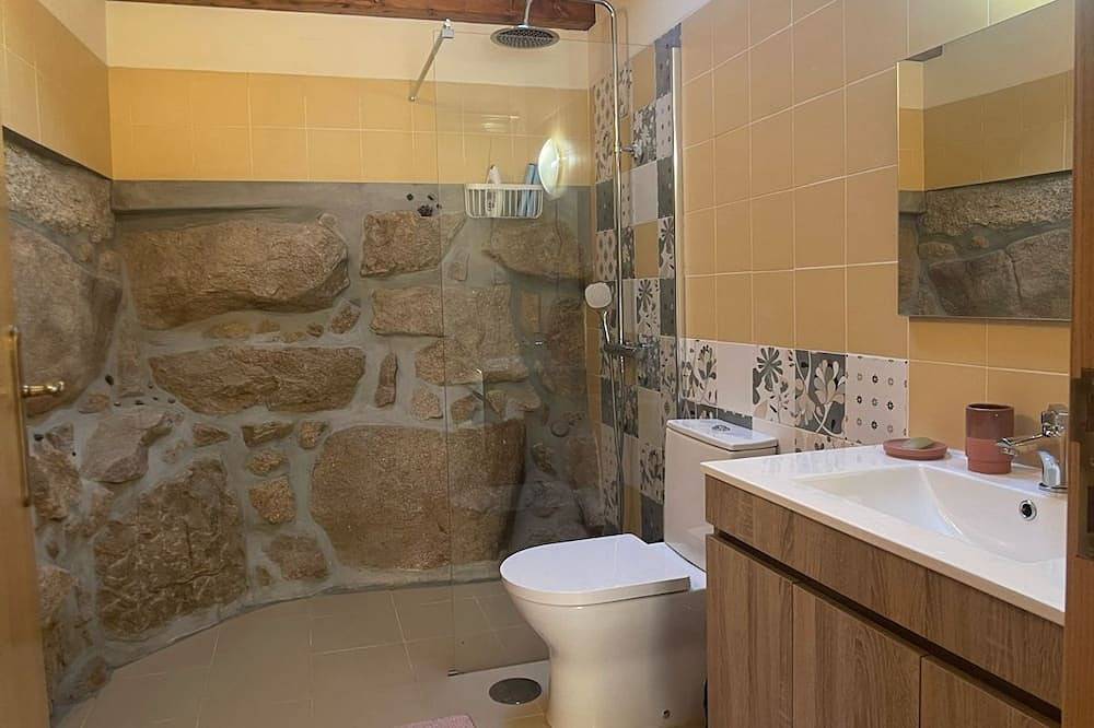 A Quiet Stone House in Nature by a Waterfall 5 min From Douro River in Sande e São Lourenço do Douro, Porto Distrikt
