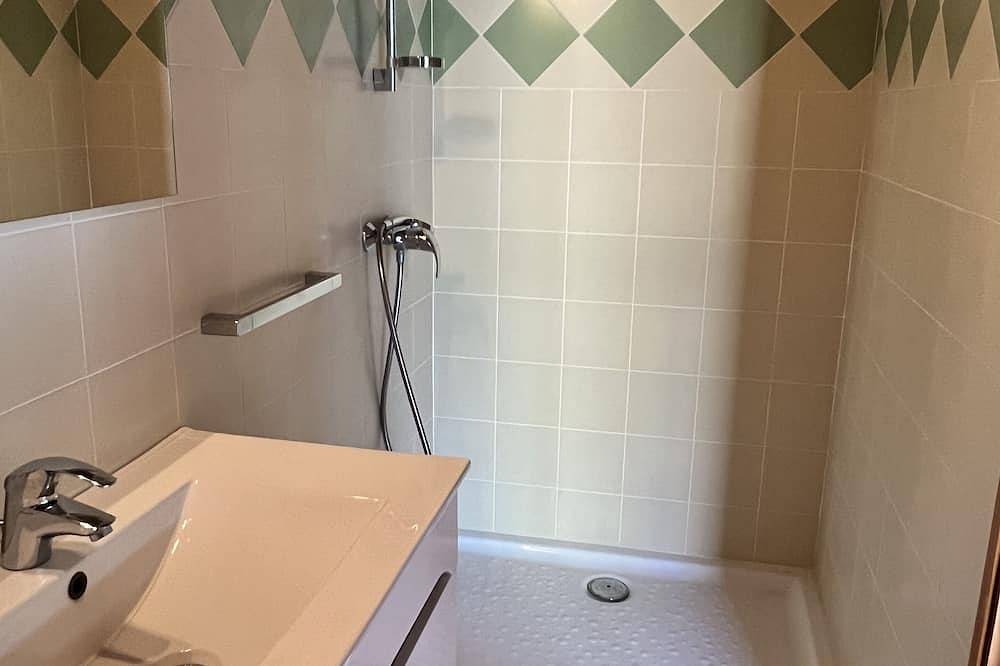 Entire apartment, Gîte for 2 people with swimming pool -View of the Orb valley in Cessenon-sur-Orb, Béziers region