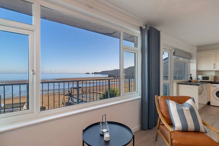 Vakantiewoning voor 5 personen, with Uitzicht op zee and Balkon as well as Uitzicht in Zuid-Wales