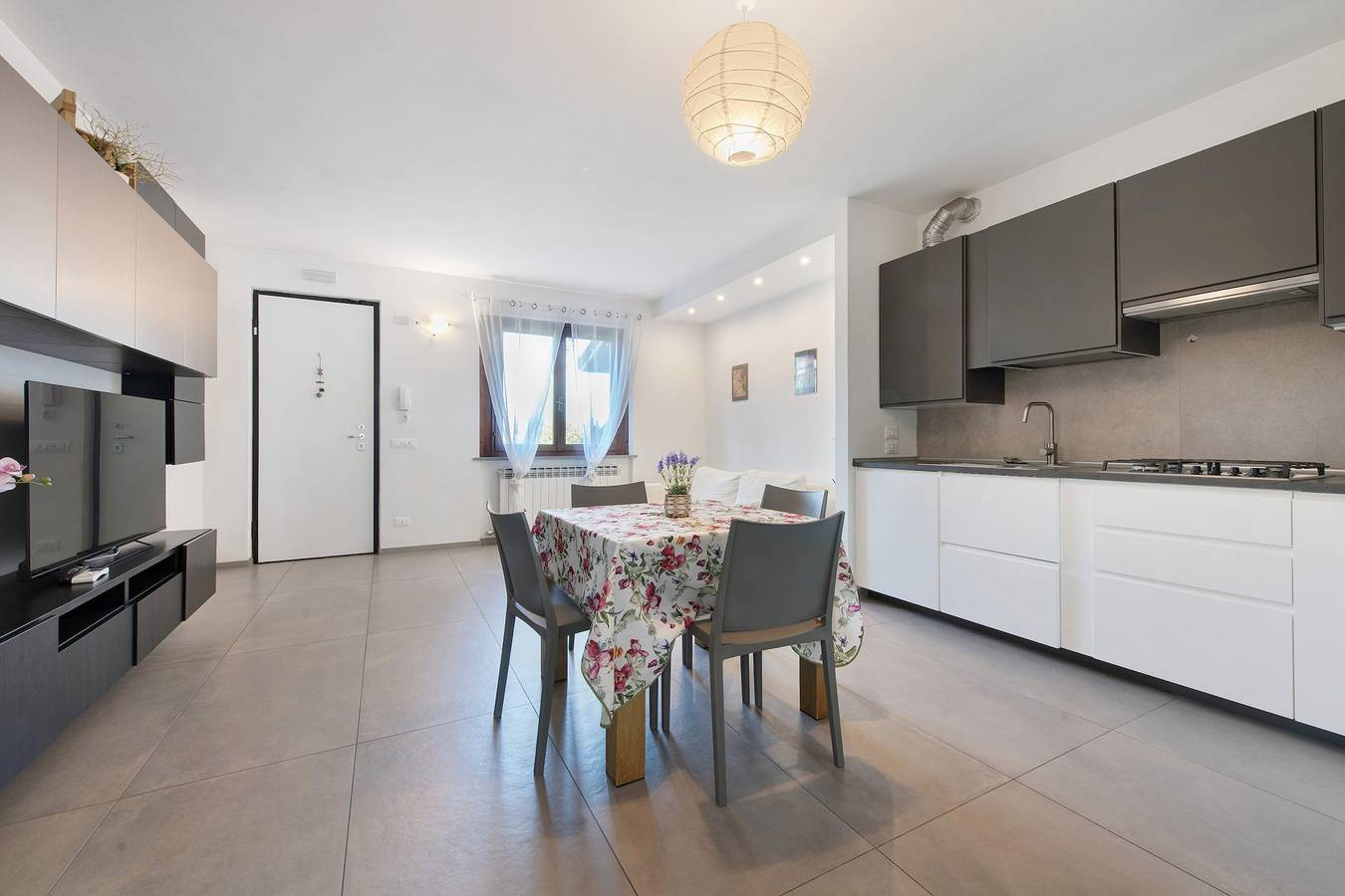 Appartamento intero, Appartamento 'Caky's House' con terrazza condivisa, Wi-Fi e aria condizionata in Rivoltella del Garda, Desenzano del Garda