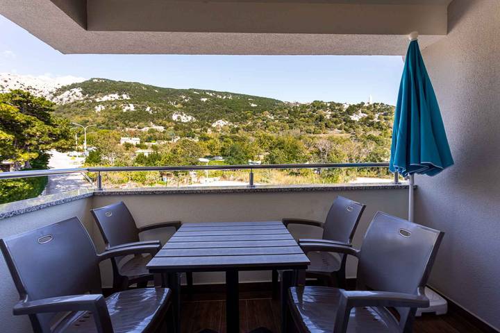 Ferienwohnung für 5 Personen, mit Garten und Balkon in Baska