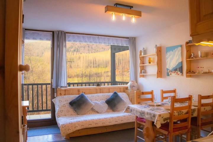 Location de vacances pour 3 personnes, avec Balcon ainsi que Terrasse et Vue à Aillon-le-Jeune