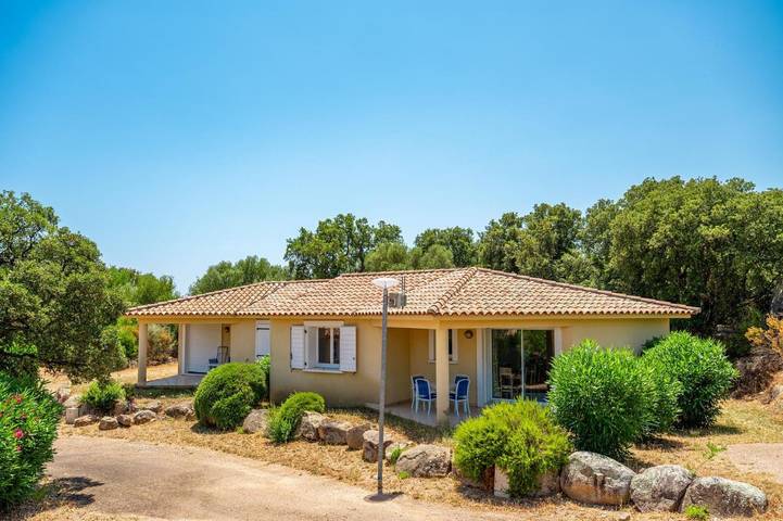 Location de vacances pour 8 personnes, avec jardin ainsi que terrasse et piscine dans Sainte-Lucie de Porto-Vecchio - 3
