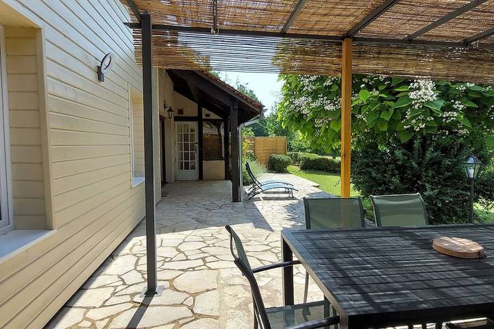 Gîte pour 5 personnes, avec terrasse ainsi que jardin et piscine