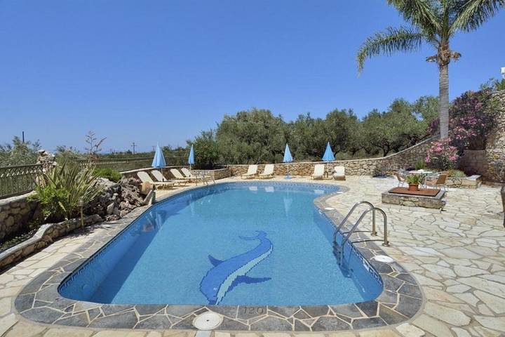 Gîte pour 4 personnes, avec terrasse et vue ainsi que jardin et piscine dans Stoupa - 3