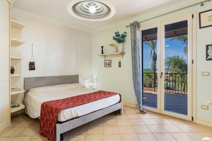 Holiday home 'Sunset House' with pool, outdoor kitchen and Wi-Fi in San Leone, Agrigento