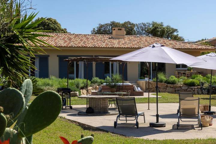 Location de vacances pour 6 personnes, avec piscine ainsi que jacuzzi et jardin dans Plage du Péro