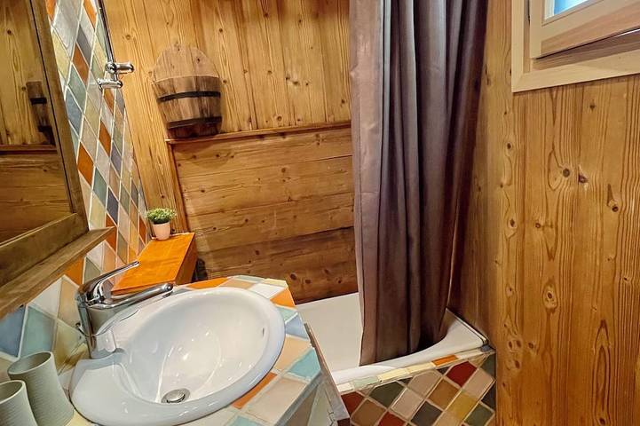 Entire apartment, Chalet-style apartment—3 rooms, 2 bedrooms, ground floor, small garden, parking—3 minutes from the base of the slopes, near the center in La Clusaz, Annecy region