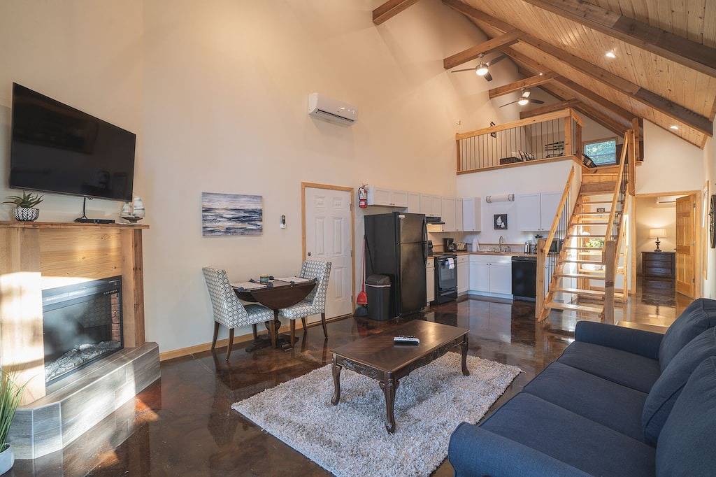 Cabin D at Safe Harbor Brady Mountain on Lake Ouachita! in Lake Ouachita