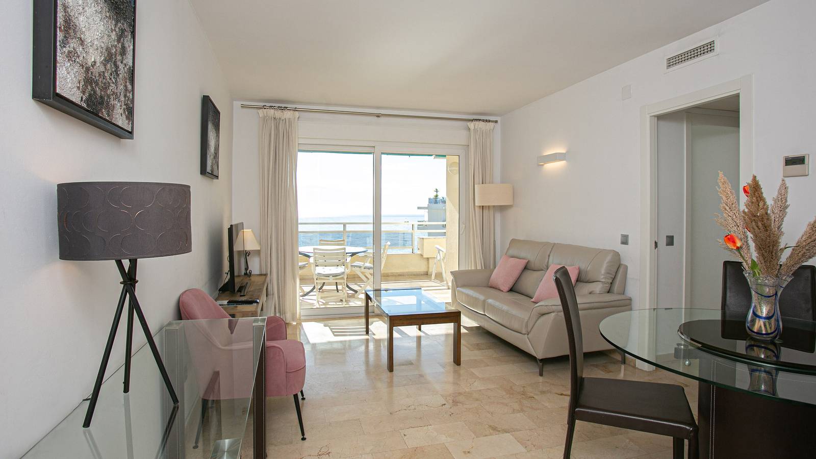 Entire apartment, Apartment 'Edificio Caesar Imperator' with Sea View, Pool, Wi-Fi & Garden in Playa de la Fontanilla, Marbella