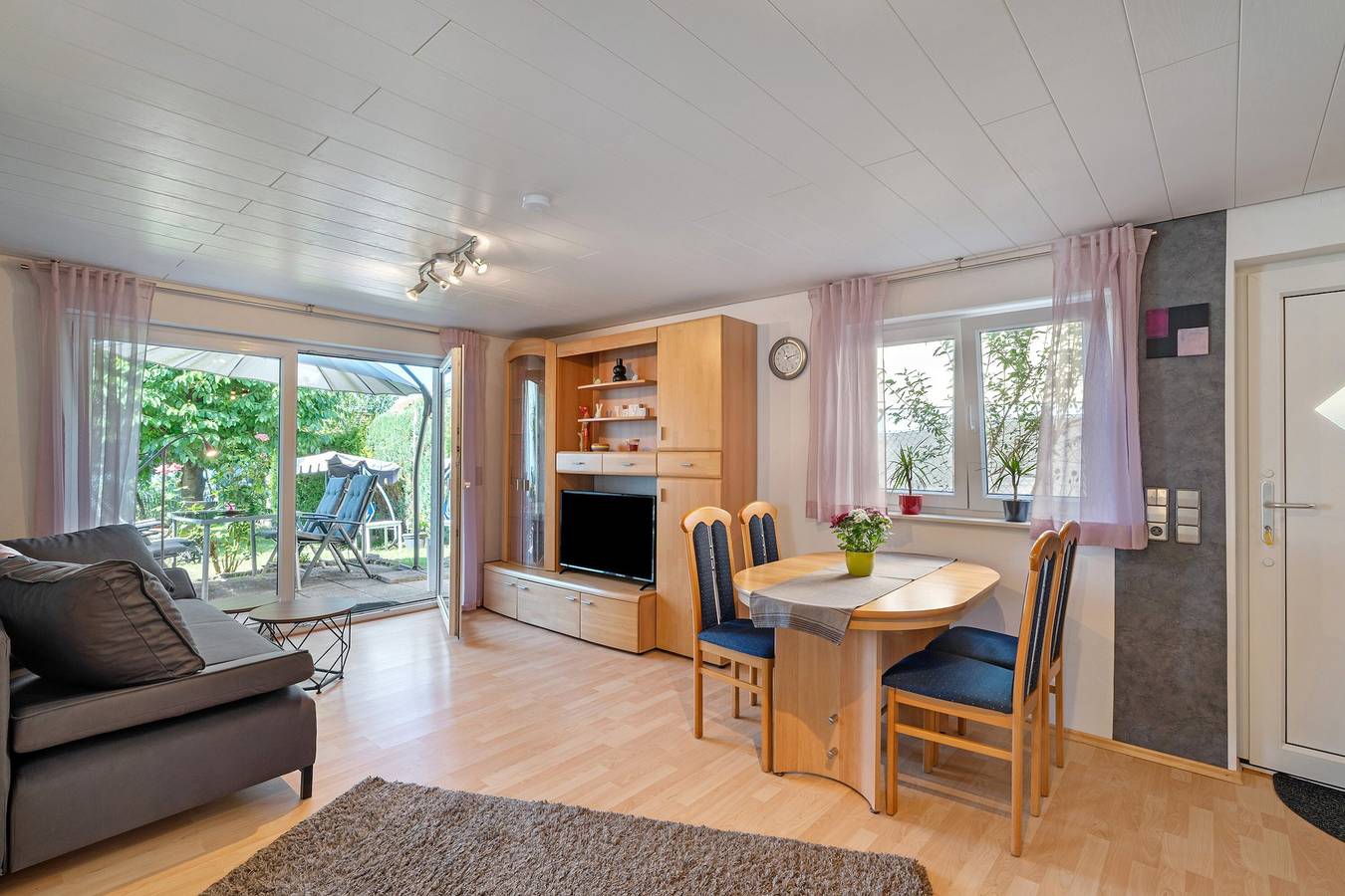 Ganze Wohnung, Ferienwohnung 'Sonnenschein' mit Gemeinschaftspool, privater Terrasse und Wlan in Pfinztal, Nordschwarzwald