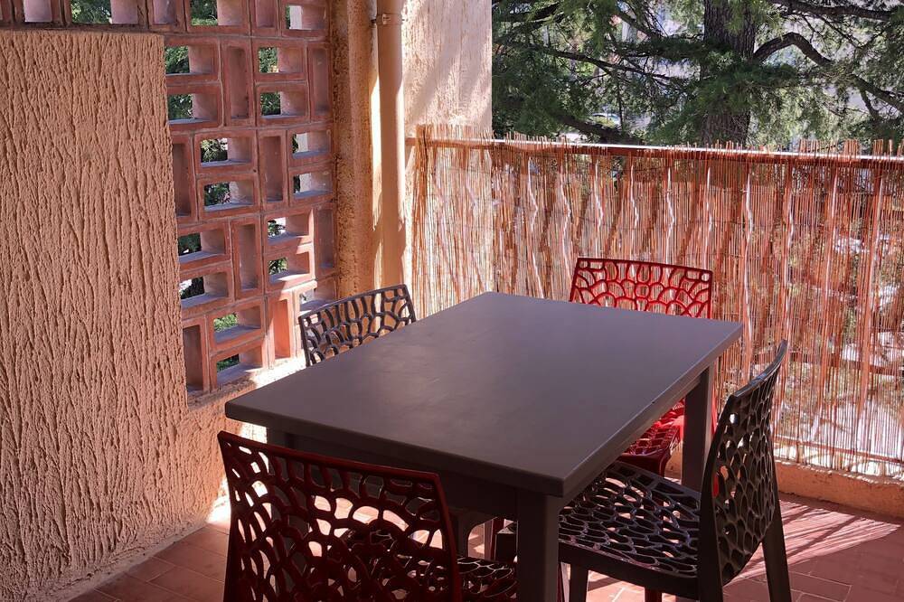 Entire apartment, Studio 800 m from the beach and close to the beginnings in Saint-Cyr-sur-Mer, Mediterranean Coast (France)