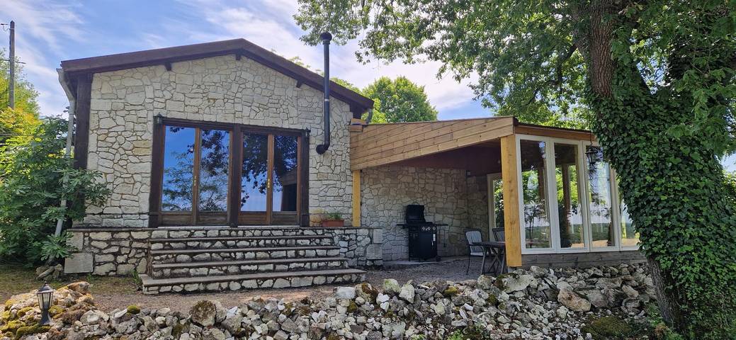 Gîte pour 4 personnes, avec piscine et jacuzzi à Douzains