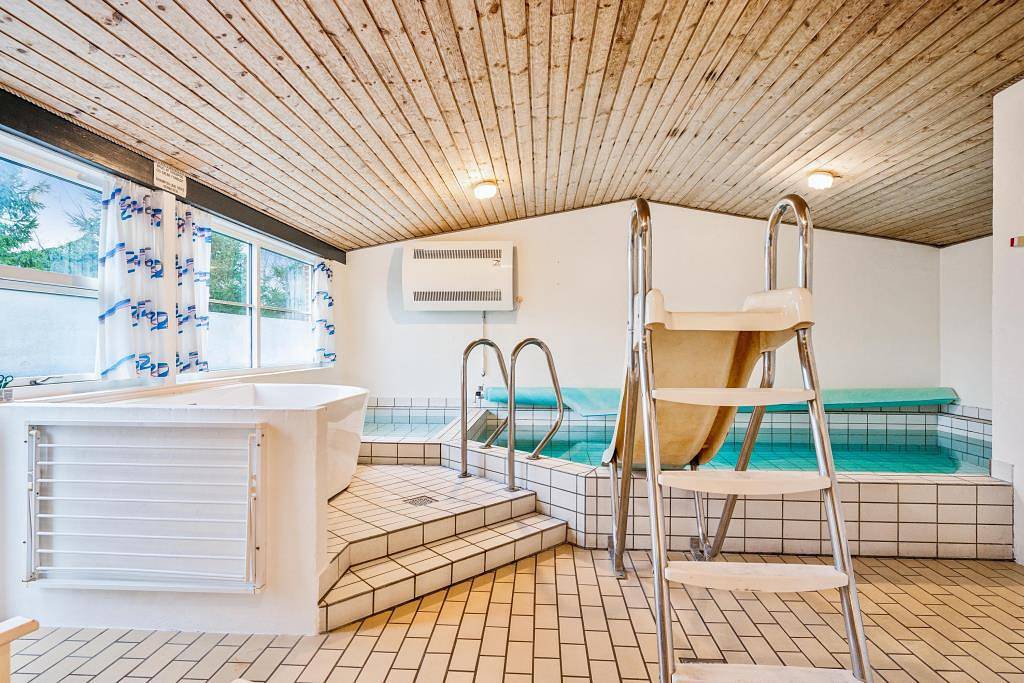 Spacious and inviting pool house with spa, sauna, rooftop terrace and room for the whole family – just 300 metres from the water and close to Ebeltoft’s beaches, forest and harbour. in Øerne, Ebeltoft