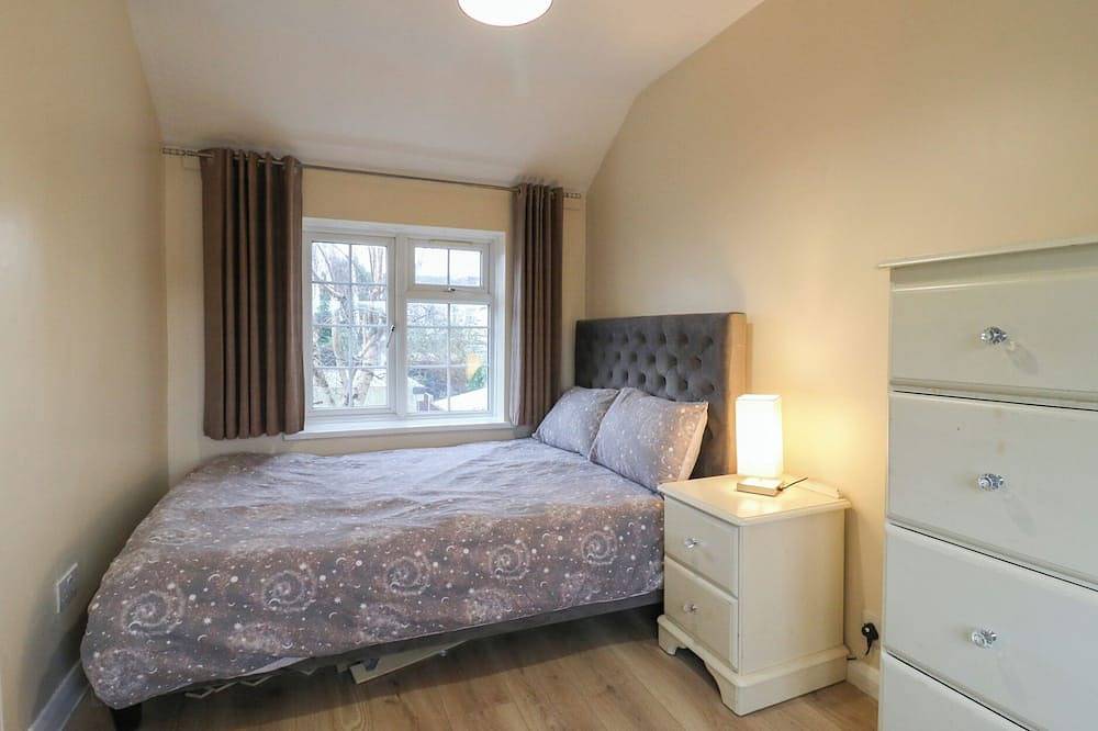 Headmasters Hollow, with a garden in Watford in Watford, Hertfordshire