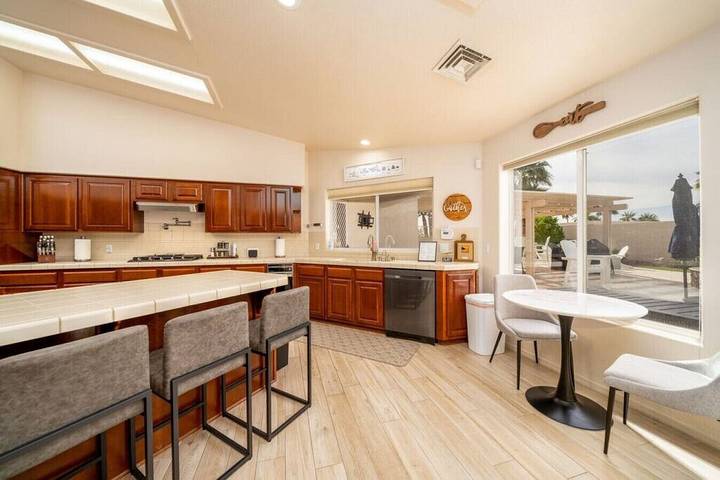 Vacation rental for 13 people, with hot tub and sauna as well as yard in Lake Havasu City