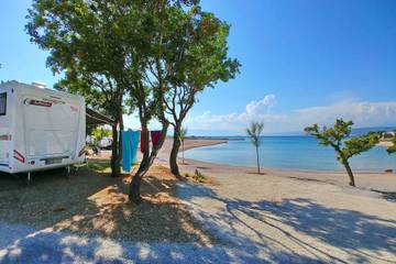 Camping für 4 Personen in Omisalj, Kvarner Inseln, Bild 1